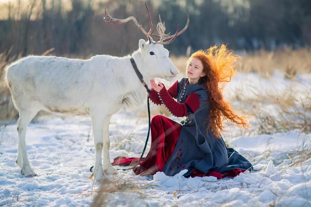 Девочка на олене. Рыжая девушка с оленем. фотосессия с оленем зимой. фотосессия с белым оленем. девушка олень.