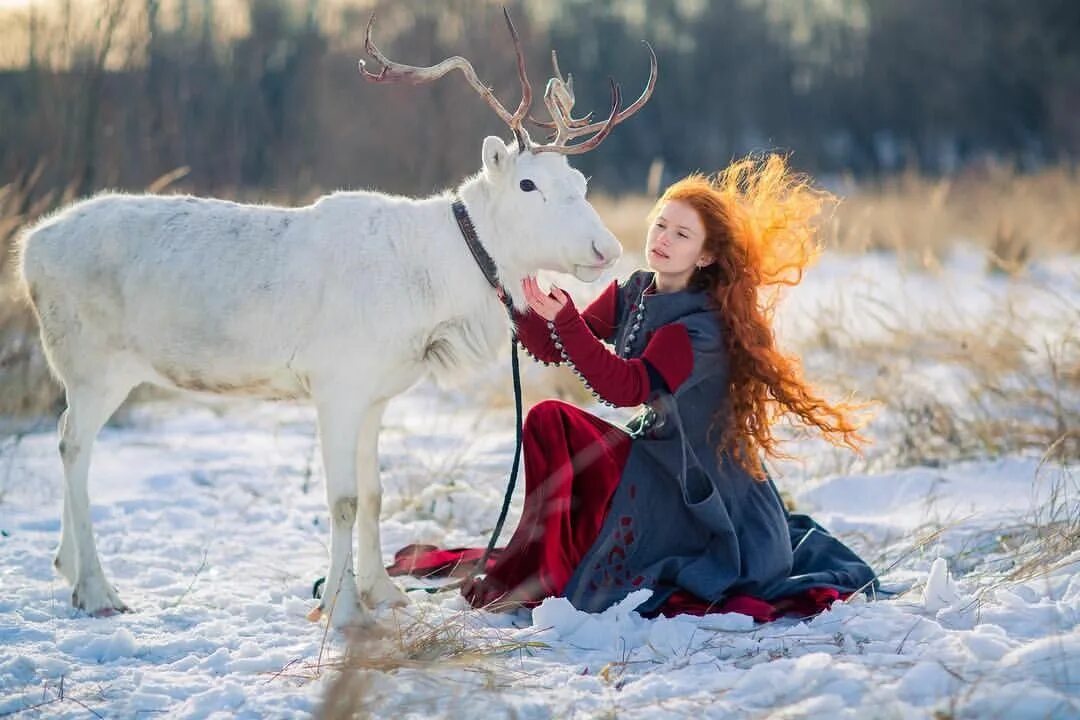 Фотосессия с оленем зимой. Рыжая девушка с оленем. Фотосессия с белым оленем. Девушка олень. Девушка на олене