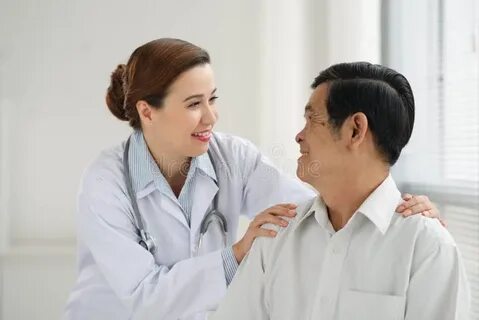 Врач успокаивает пациента