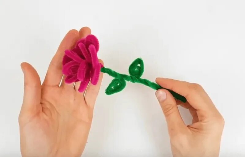 Цветы лилии из синельной проволоки. Цветы из синельной проволоки блестящей. Синельная проволока. Цветы из проволоки шенил. Цветы из мохнатой проволоки.