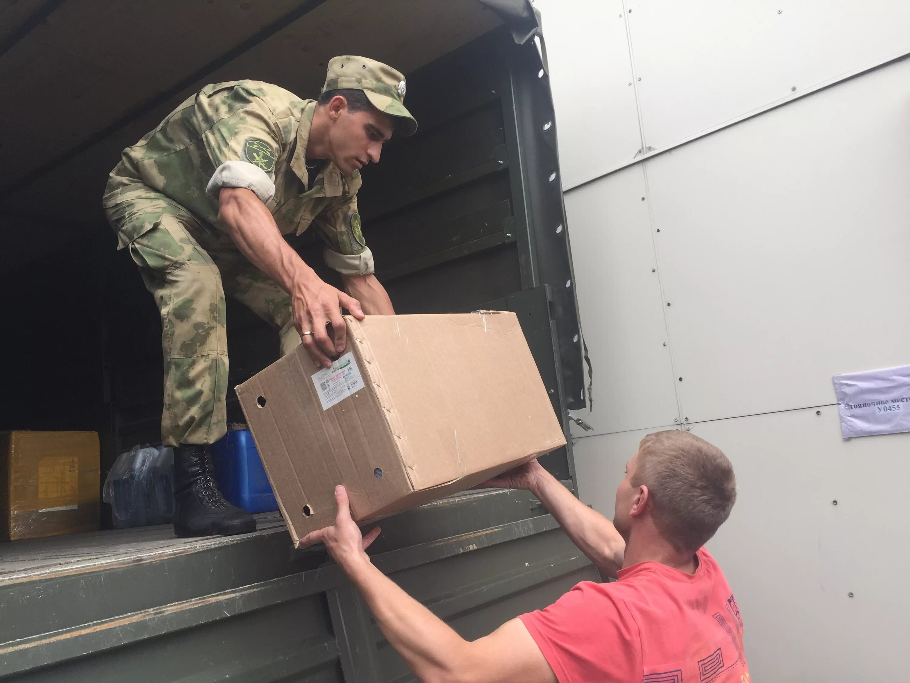 Где груз военных. Гумпомощь для военнослужащих. Росгвардия гуманитарная помощь. Военный груз. Гуманитарный груз военным.