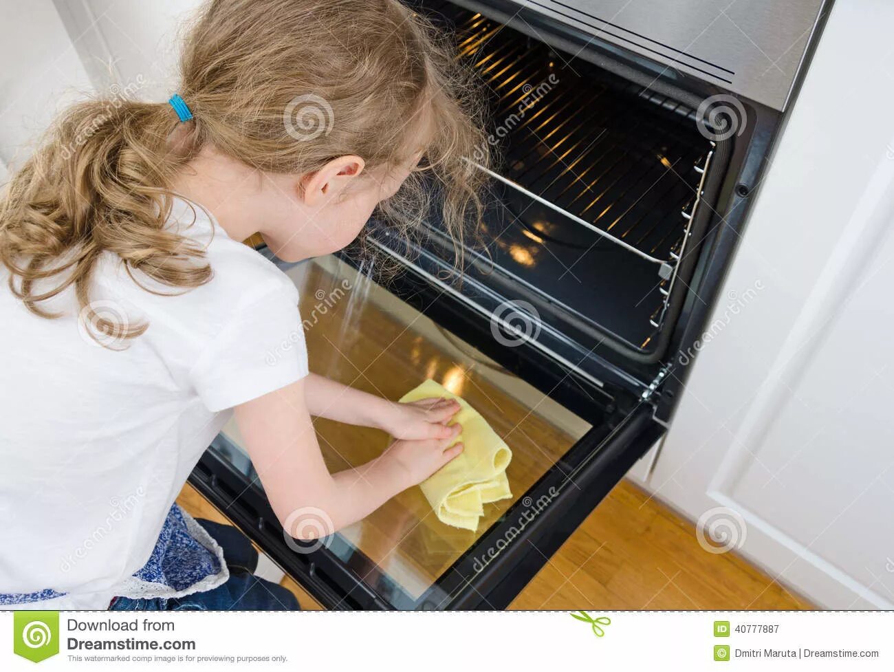 Протирание стола. Вытирать крошки со стола. Ребенок вытирает пыль. Крошки со стола тряпкой. Убирать со стола.