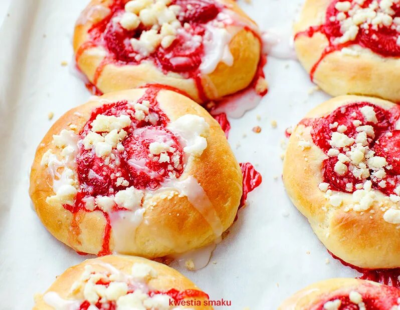 Ватрушки с творогом и клубникой. Ватрушки с творогом и ягодами. Ватрушка с творогом и клубникой. Штрейзель с клубникой фото. Булочка с творогом и ягодами.