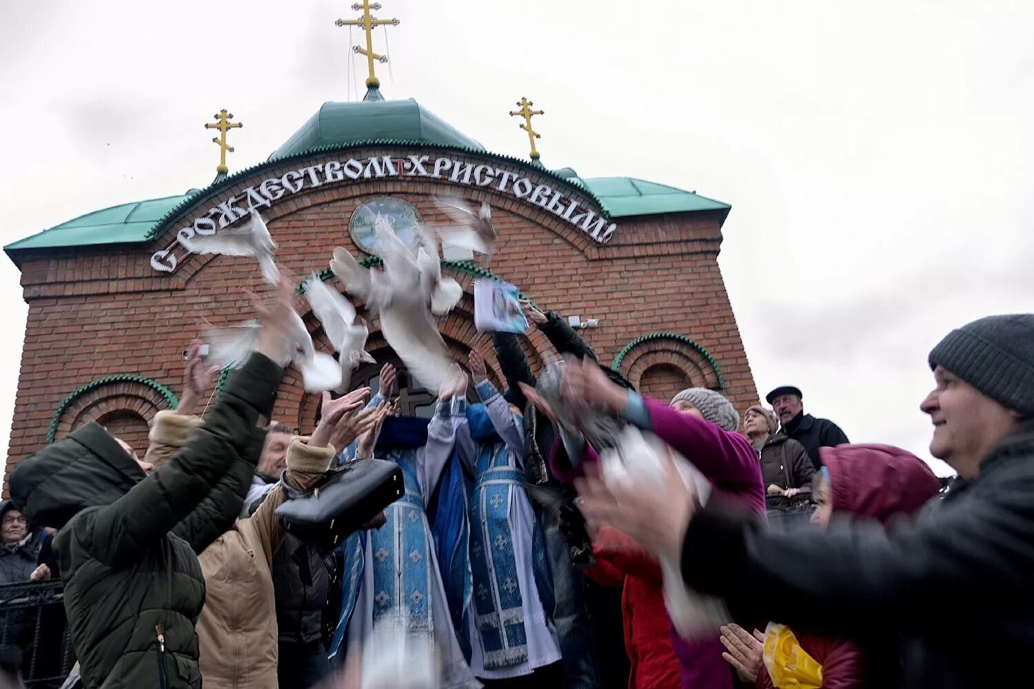 Ездят ли на благовещение на кладбище. Благовещение Пресвятой Богородицы голуби. Украшение храма на Благовещение. Храм в праздник Благовещенье. Праздник Благовещения Пресвятой Богородицы в храме.