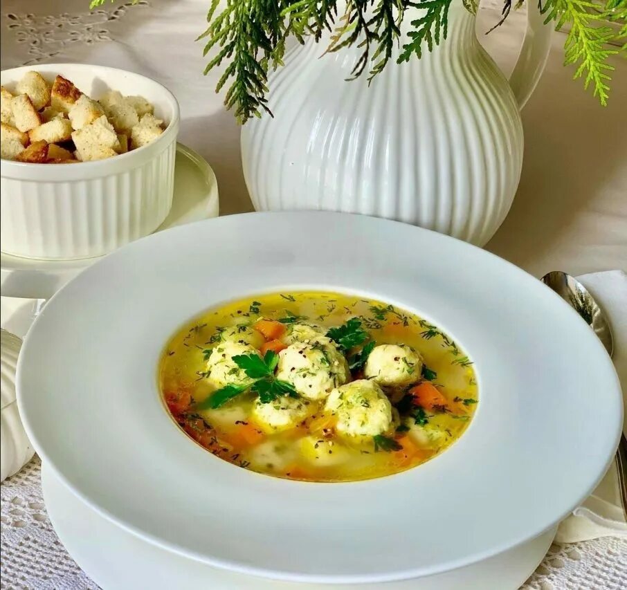 Суп овощами сыром и. Куриное консоме с клецками. удмуртский суп нугыли. куриный суп с сырными клецками. бабушкин суп с клецками.