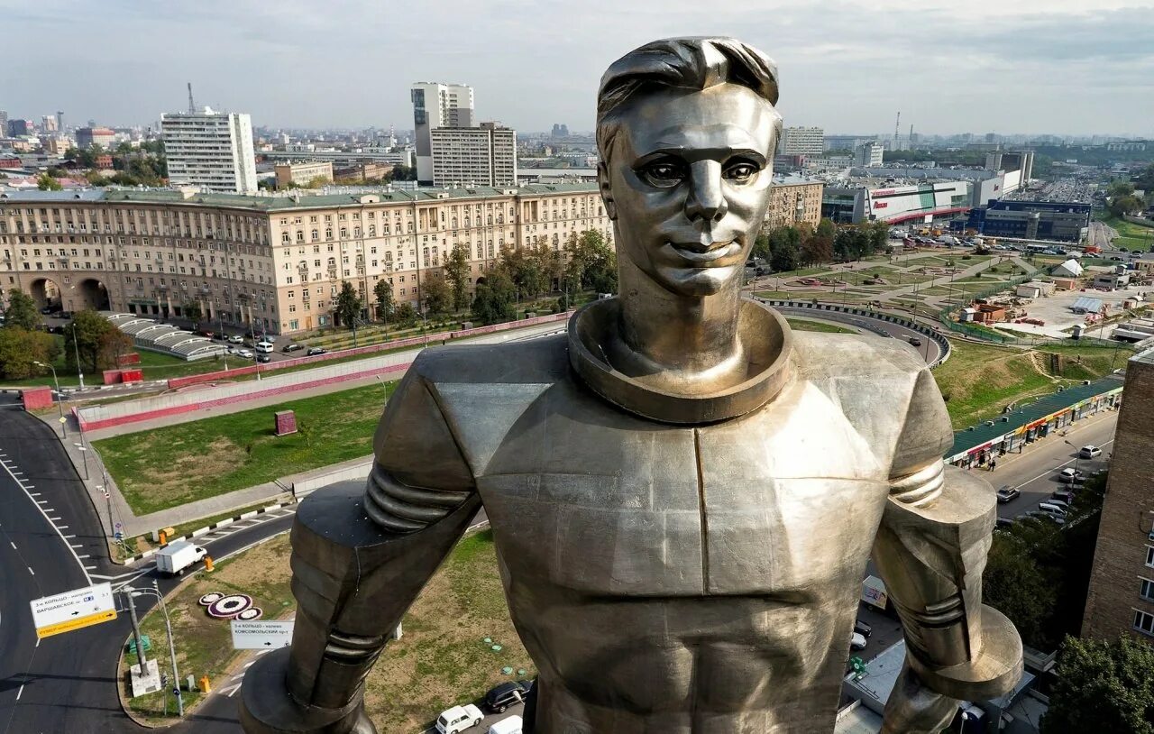 Памятник юрия гагарина в москве. Статуя юрия гагарина в москве. Статуя гагарина. Памятник юрию гагарину в москве. Памятник гагарину ленинский 1995.