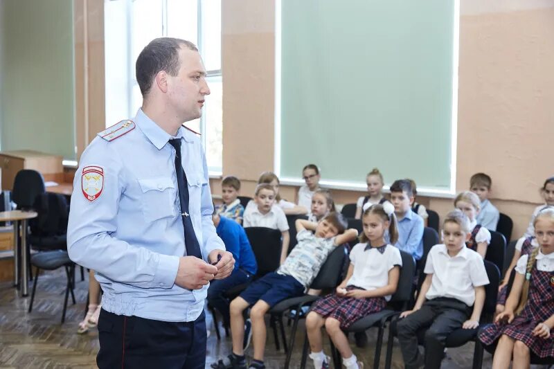 Сайт лицея 49 калининград. Полиция и школьники. Школьники милиции. Лицей № 49 Калининград. Фото 49 лицея младшая.