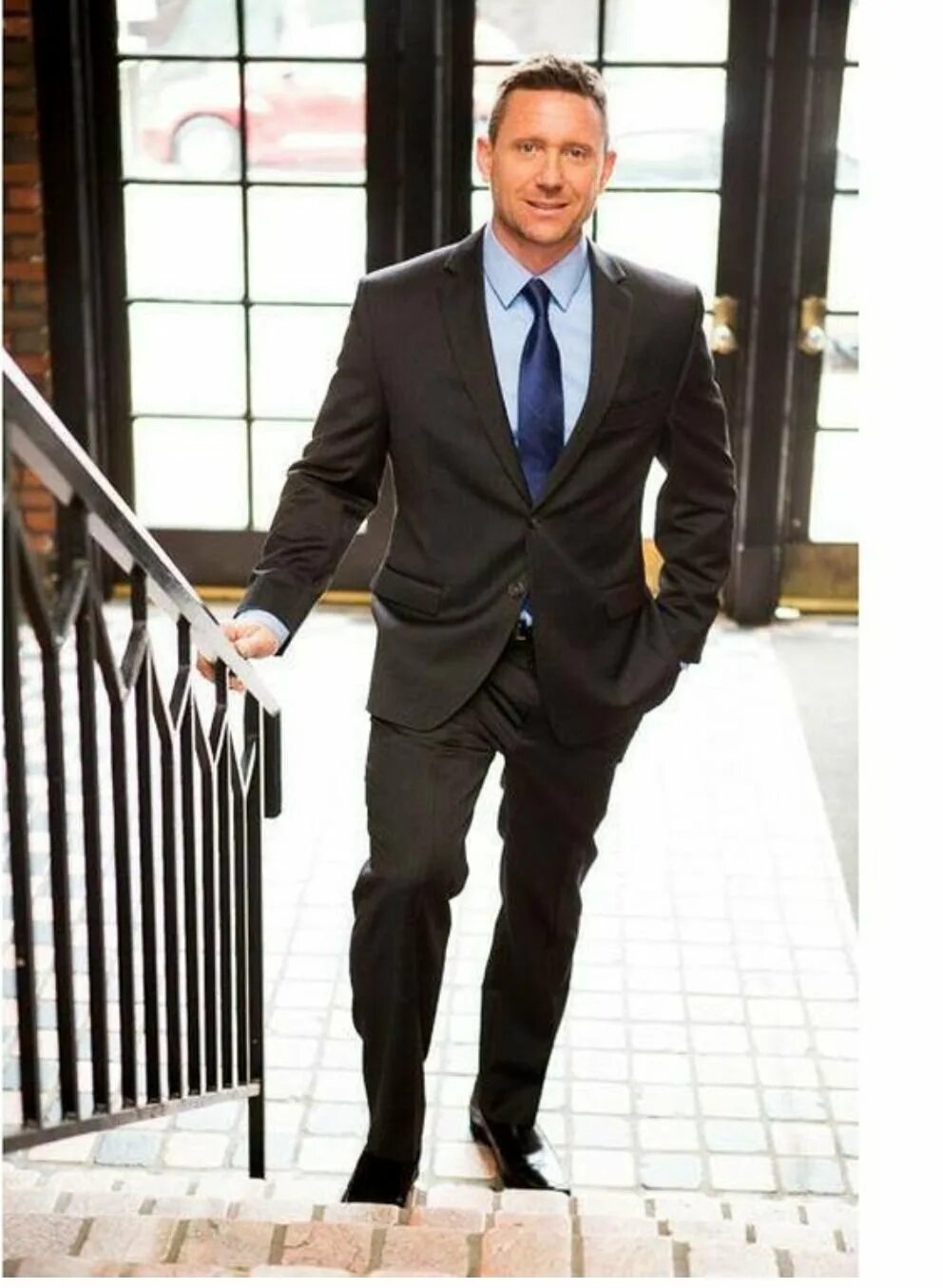 Как выглядит человек в костюме. Максим носов москва. Как выглядит человек в костюме. Крис хемсворт в костюме. Костюм мужской классический.