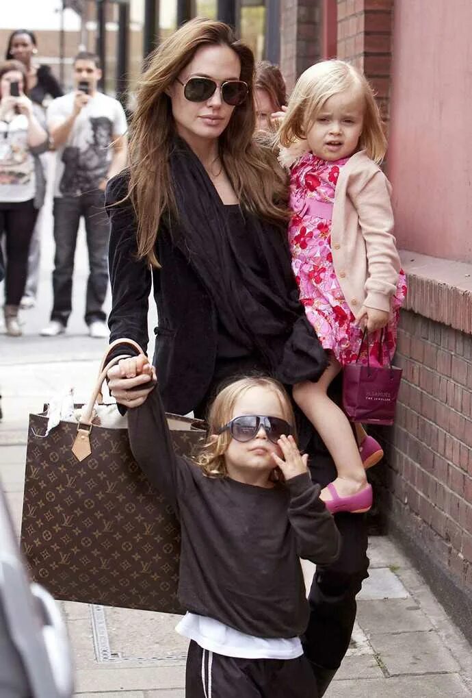 Дети звезд знаменитостей. Вивьен Джоли-Питт. Дочь Анджелины Джоли Вивьен. Вивьен Джоли-Питт мама Джоли. Близнецы Анджелины Джоли.