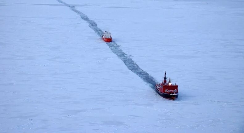 Проводка судов ледоколом Арктика. Маленький ледокол. Ледовая проводка. Атомный ледокол проводка судов. Колящая лед