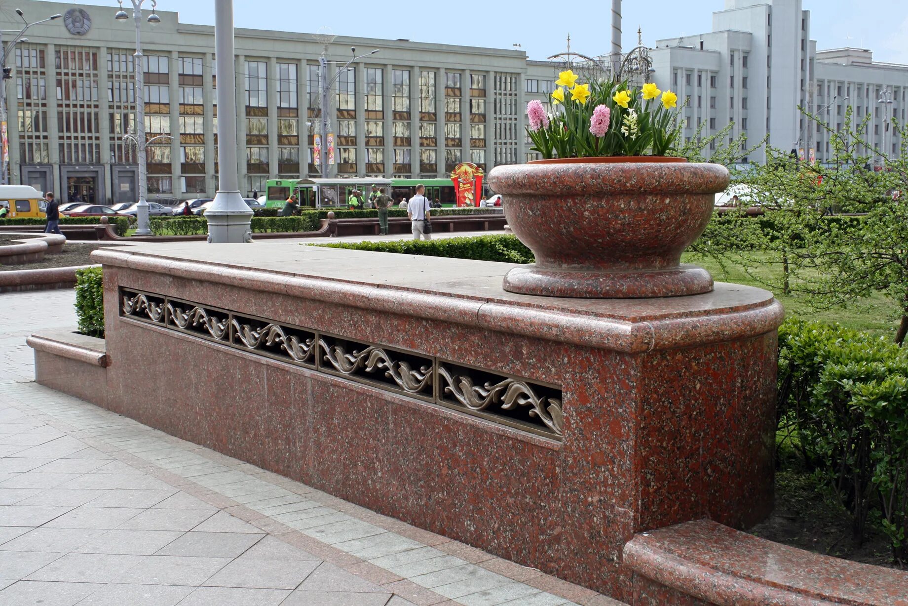 Гранитные работа. Ступени дымовский гранит гранит. Гранит куртинский облицовка. Гранитные работа. Троекуровское кладбище мемориалы.