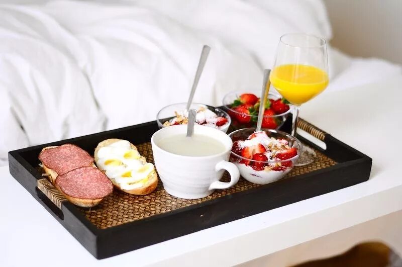 Обед в постель. Завтрак в постель. Красивый завтрак. Романтический завтрак. Красивый завтрак в постель.