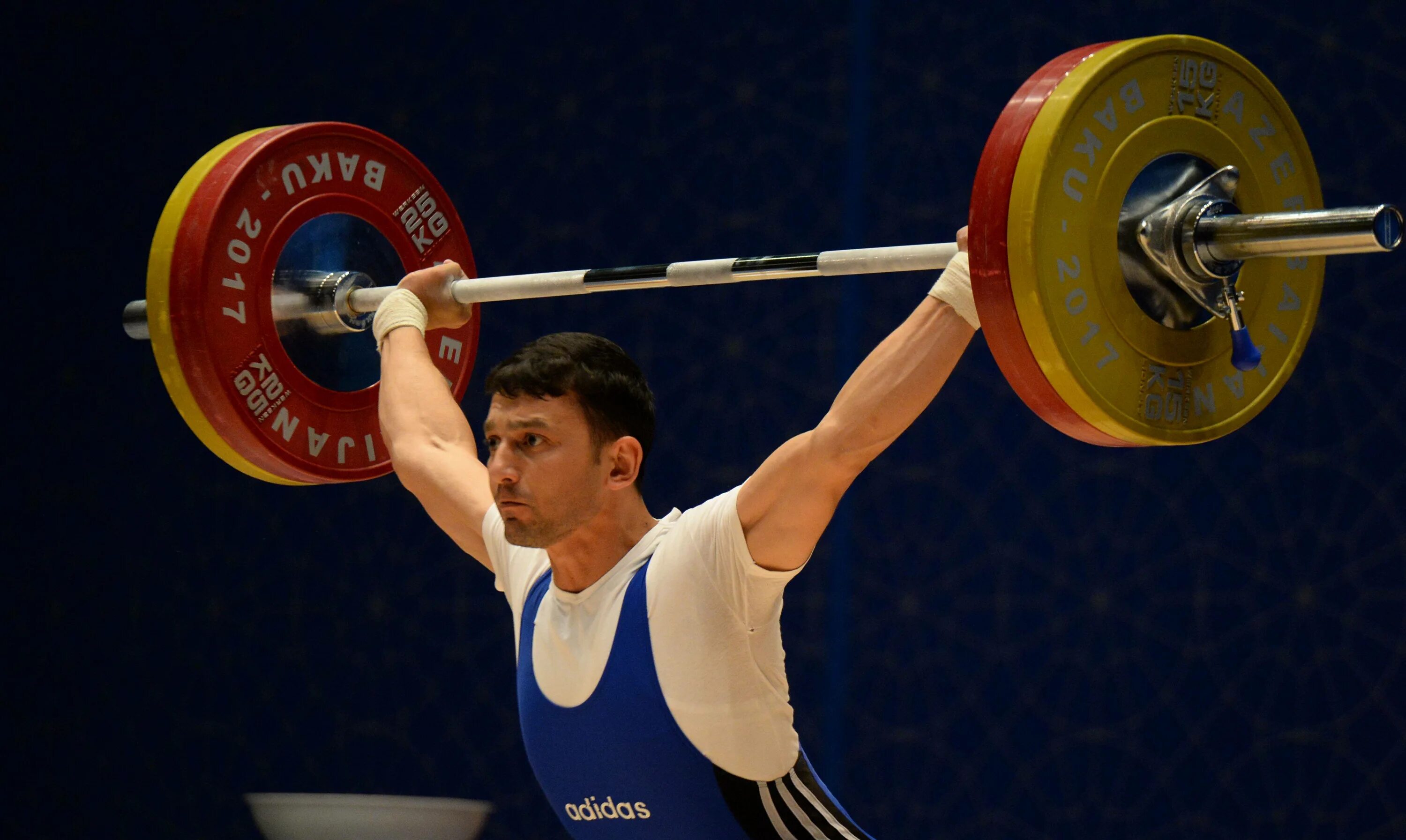 Спортсмены на соревнованиях по тяжелой атлетике. Акбар Джураев тяжелая атлетика.