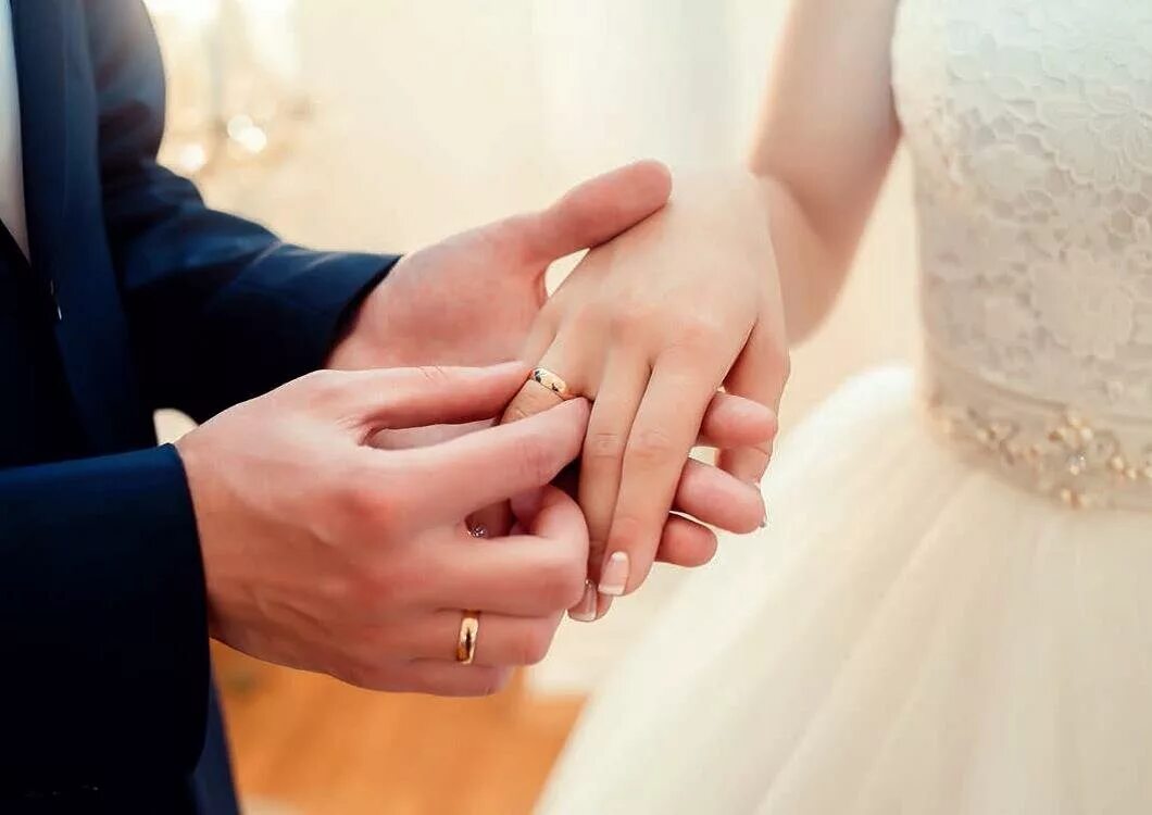 Замуж на какую руку кольцо. Надевает кольцо. Жених надевает кольцо невесте. Кольца жениха и невесты. Свадебные кольца на руках.