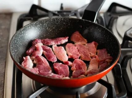 Мясо с луком на сковороде свинина кусочками