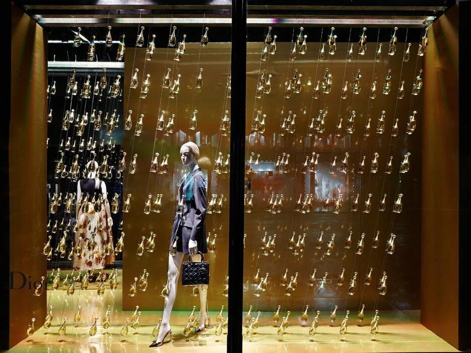Как должна выглядеть витрина Stradivarius Windows 2014 Spring, Budapest Hungary