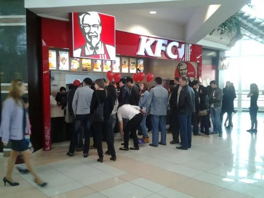 Kfc в душанбе. Кфс душанбе kfc. кфс воркута. очередь в kfc.