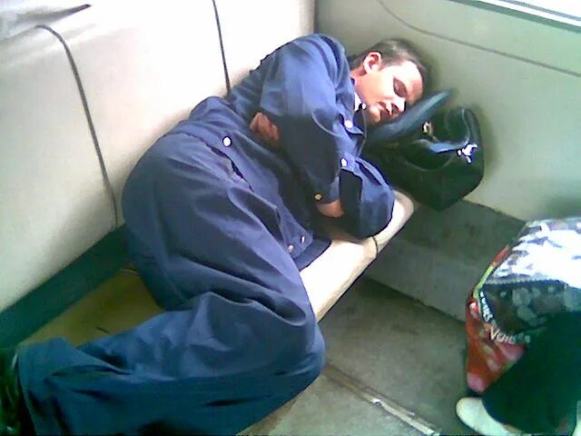 электричка ревизор. будка дежурного у эскалатора. контролер сна. контроллер трамвая. контролер сна.