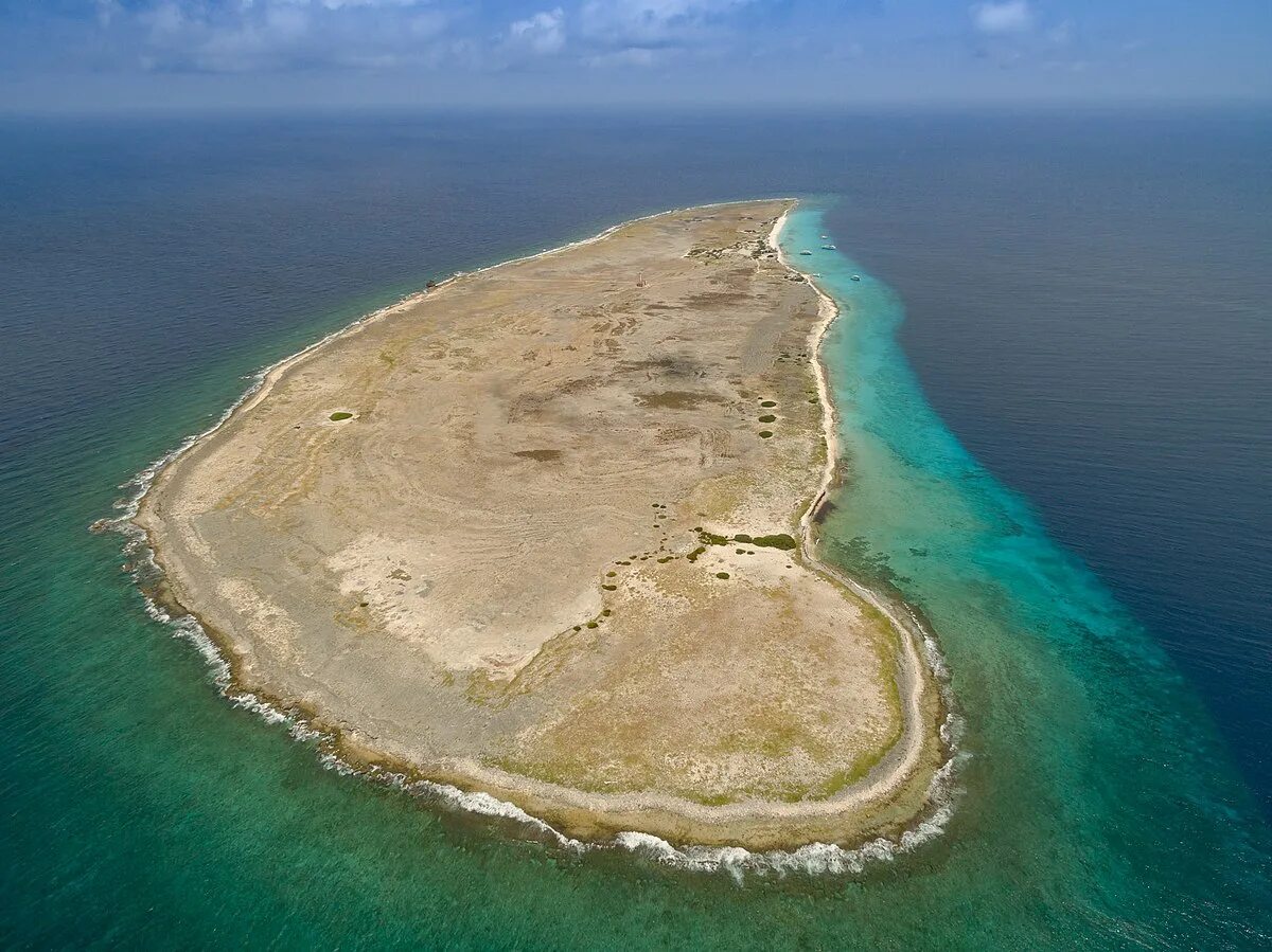 Остров где быстро стареют. Малый Кюрасао. Безжизненный остров. Кюрасао остров. Остров Кюрасао в Карибском море.