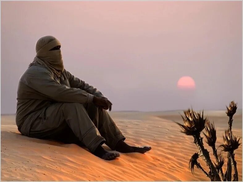 Сила мусульманина. Одиночество в пустыне. Мусульманин в пустыне. Человек в пустыне. Странник в пустыне.