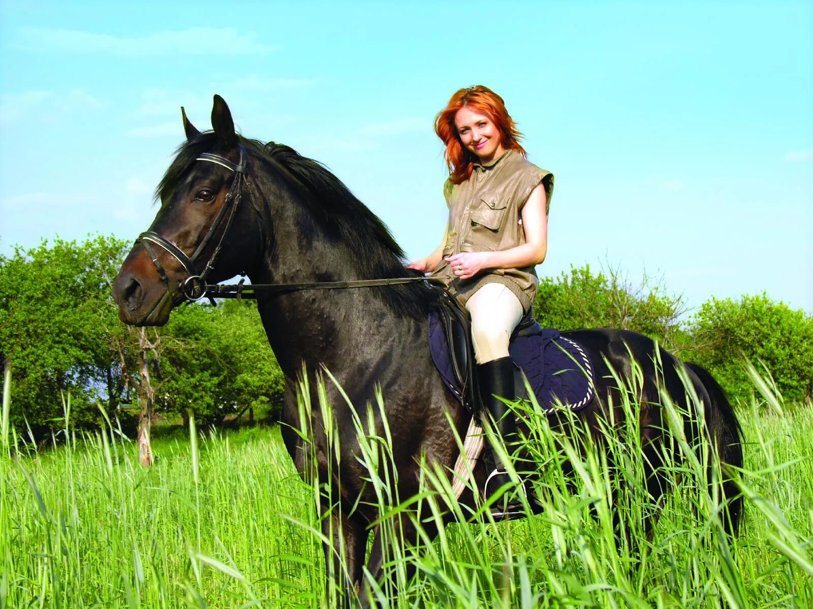 Riding round. Женщина на конной прогулке. Одежда для прогулки на лошадях женская. Люди которые катаются на лошадях. Студентка на лошади.