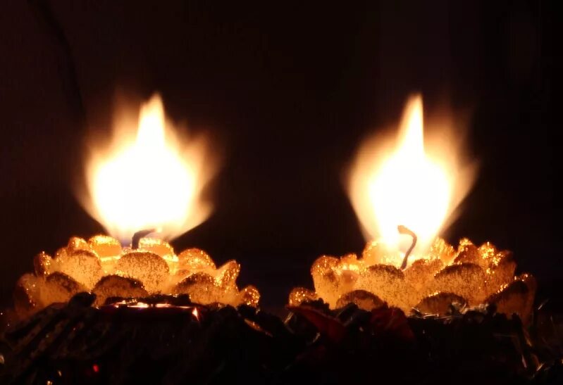 Свеча сверху. Много свечей. Зажженная свеча. Савинов зажег несколько свечей. Савинов зажег несколько свечей.