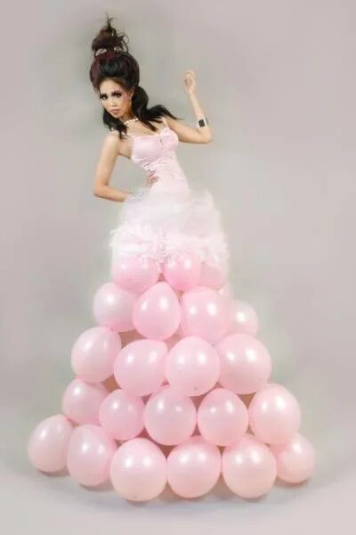 платье из надувных шаров. костюм из воздушных шаров. платье из шаров. платье из шаров. платья воздушные шары.