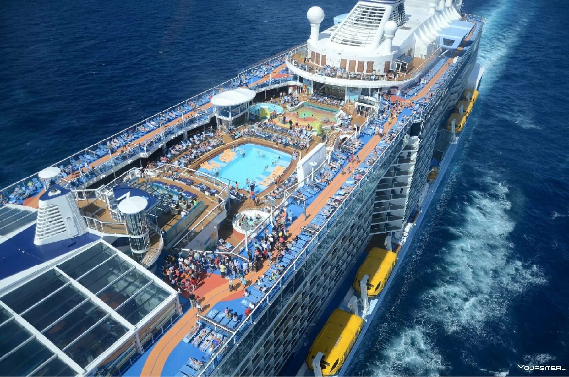 Круиз color cruise line. Круизный лайнер оазис. Лайнер гигант оазис морей. Роял карибиан оазис лайнер. Корабль оазис морей.
