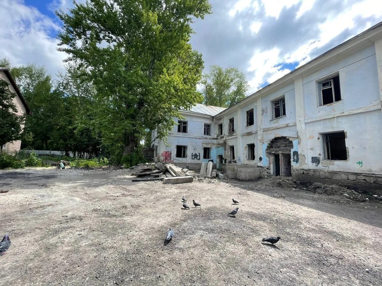 Здание бывшего детского сада. Горького 7 ульяновск. заброшенное здание. заброшки ульяновска. заброшенный детский садик.