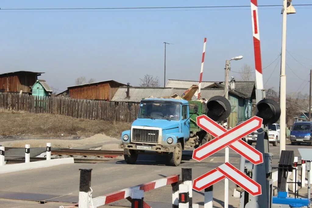 Железнодорожный переезд. ЖД переезд. Переезд со шлагбаумом. ЖД шлагбаум.