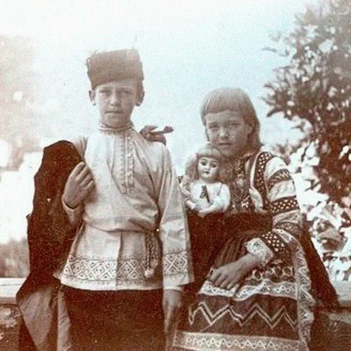 Мужской фрак 19 века. Женщина в белом платке. Ее носили только. Древний грек в хламиде. Хламида одежда древней греции.