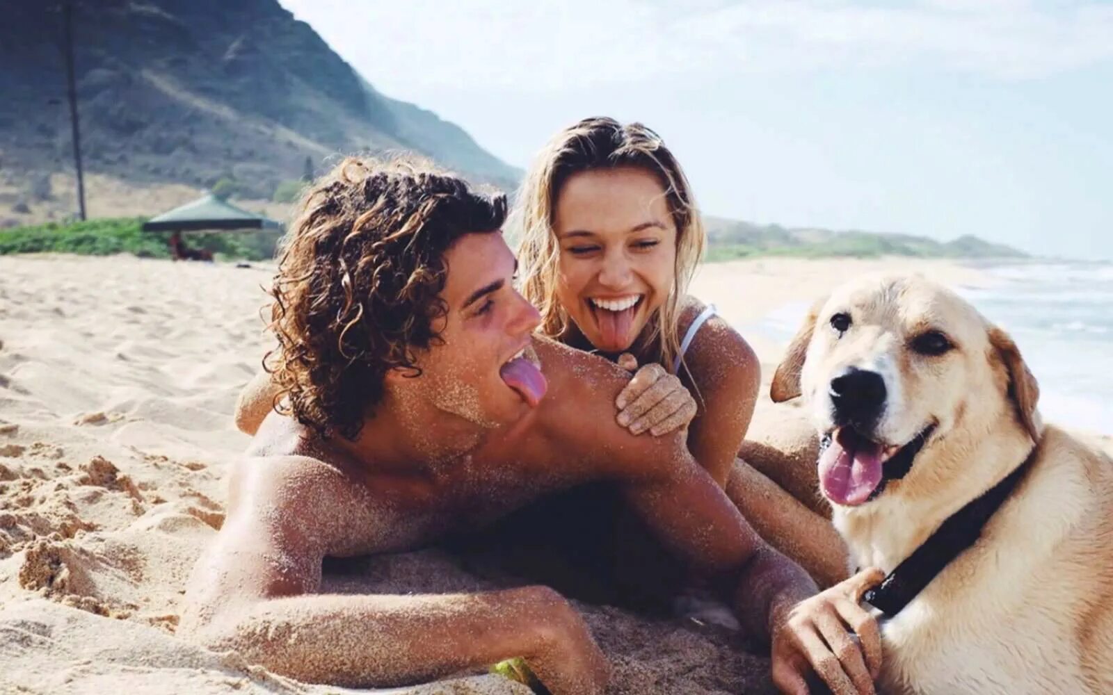 Jay Alvarrez. Jay Alvarrez & Alexis Ren. Мужчина женщина и собака. Женщина с собакой.