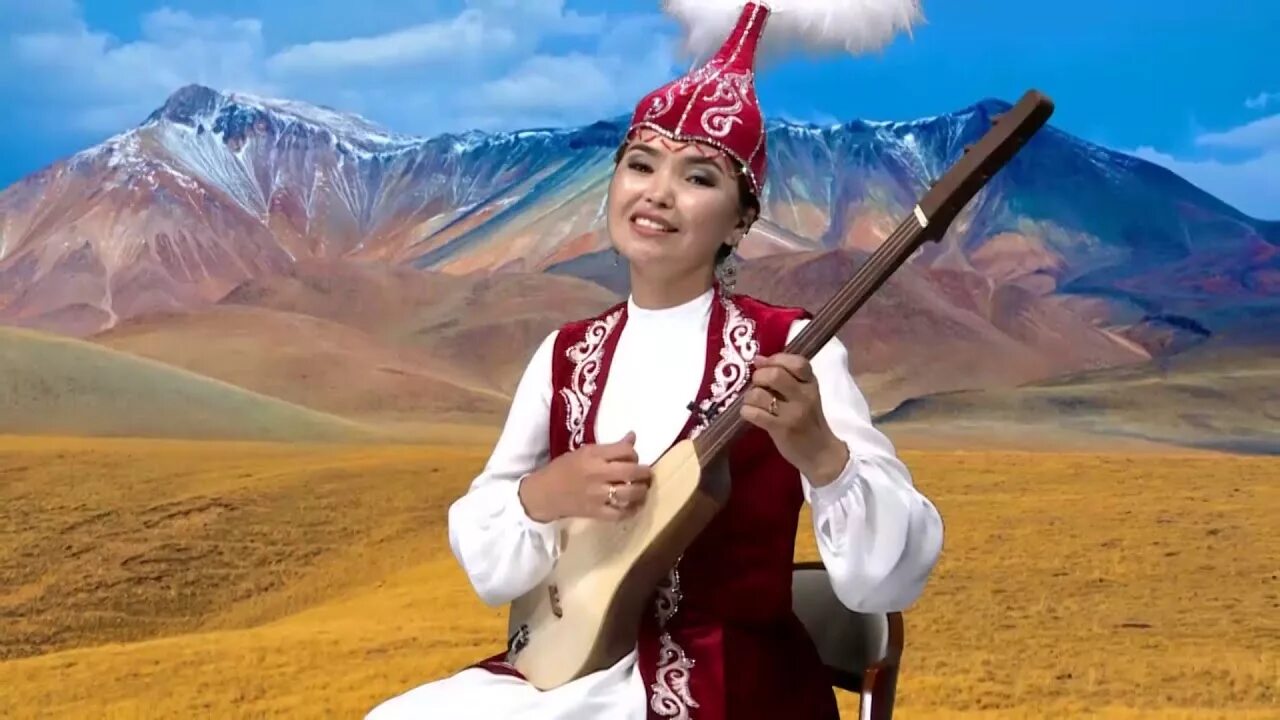 Национальный киргизский инструмент комуз. Кыргызские национальные инструменты. Комузчу. Кыргызская Национальная одежда. Кызлар колэ