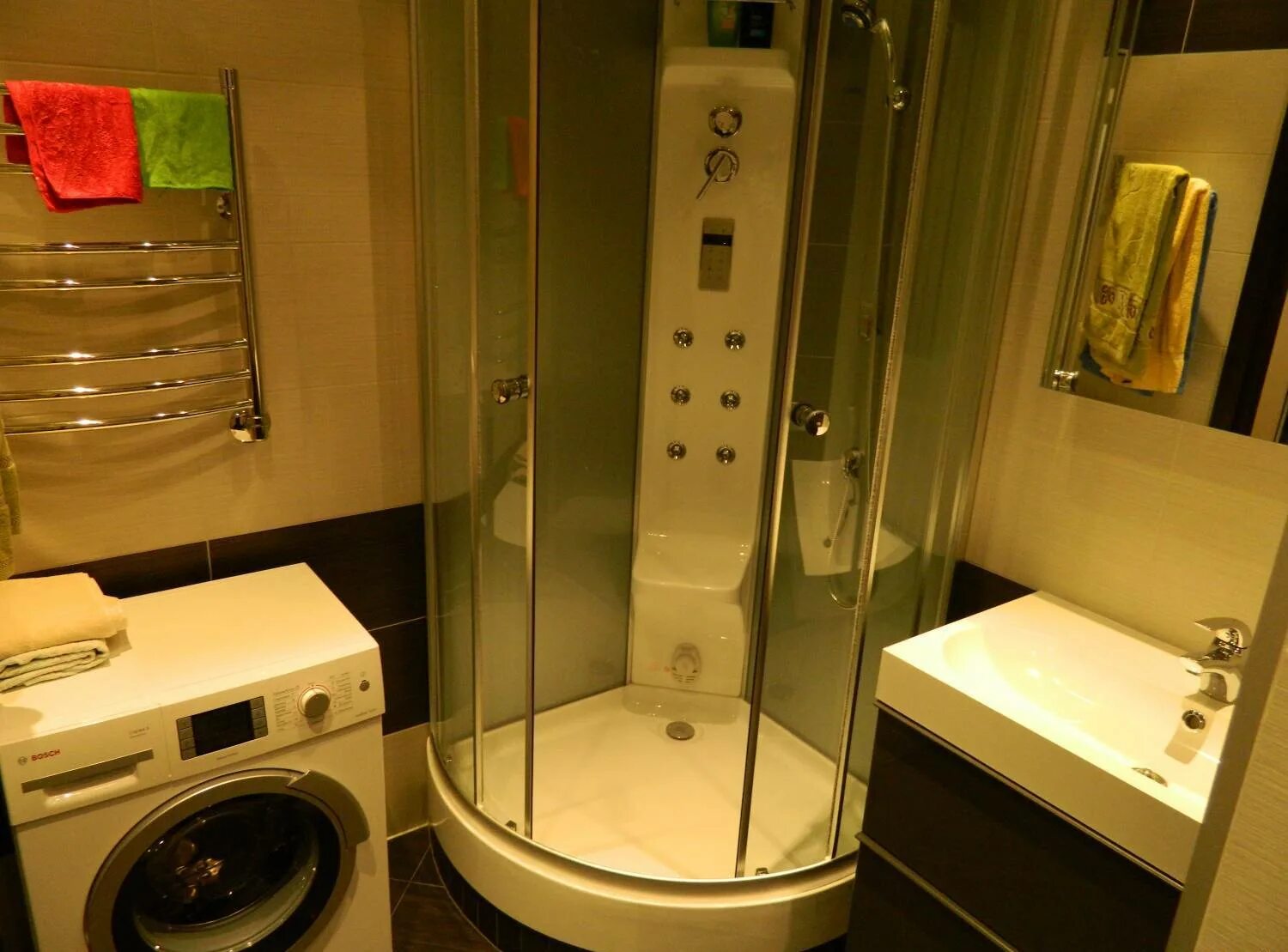 Ремонт душевых кабинок. Душевая кабина MGM 528. Маленькая ванная с душевой. Ванная комната с душевой кабинкой. Ванная в хрущевке с душевой кабиной.