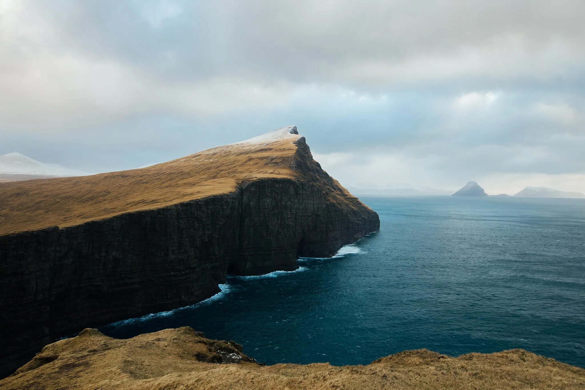 Исландия фарерские острова. Остров исландия океан. Фарерские острова озеро сорвагсватн. Архипелага вестманнаэйяр. Фарерские острова водопад.