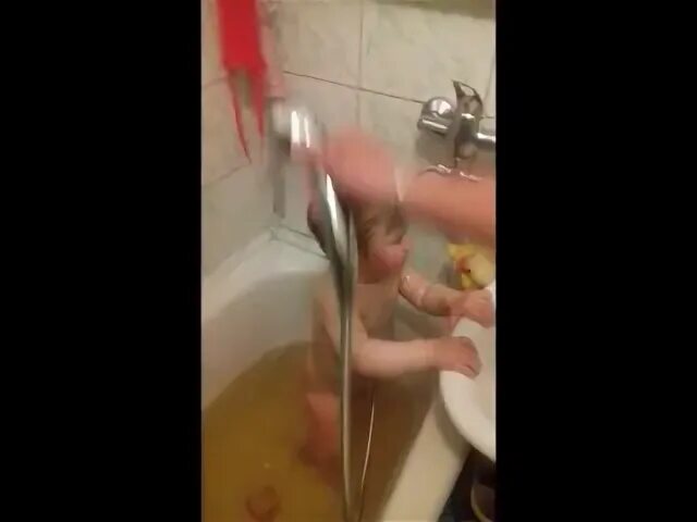 Отец и дочь в ванной