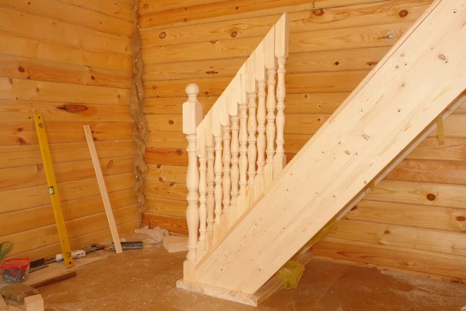 Самодельная деревянная лестница. Дачная лестница на второй этаж. Лестница деревянная для дачи. Простая деревянная лестница. Построить лестницу своими руками