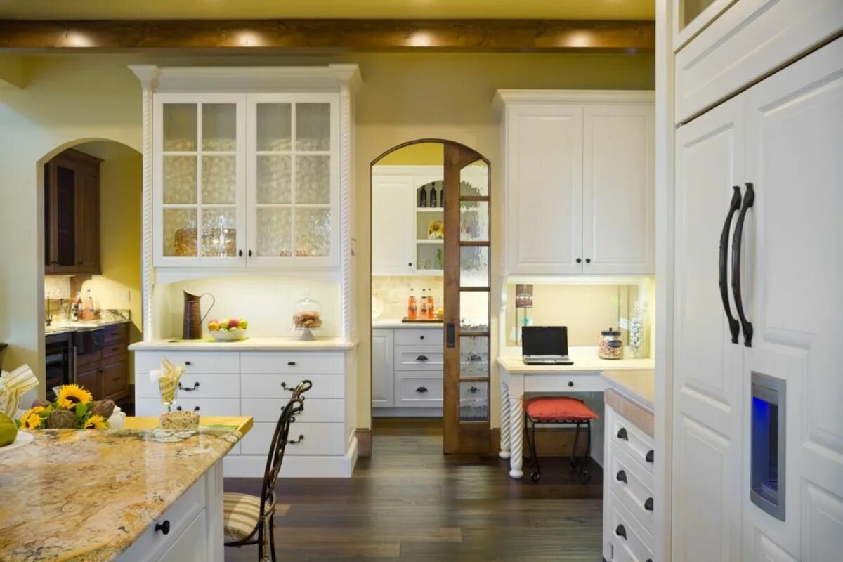 Кухни где выбрать. Интерьер кухни с дверью. Нестандартные кухни. Дверь на кухню. Кухня на две стороны.