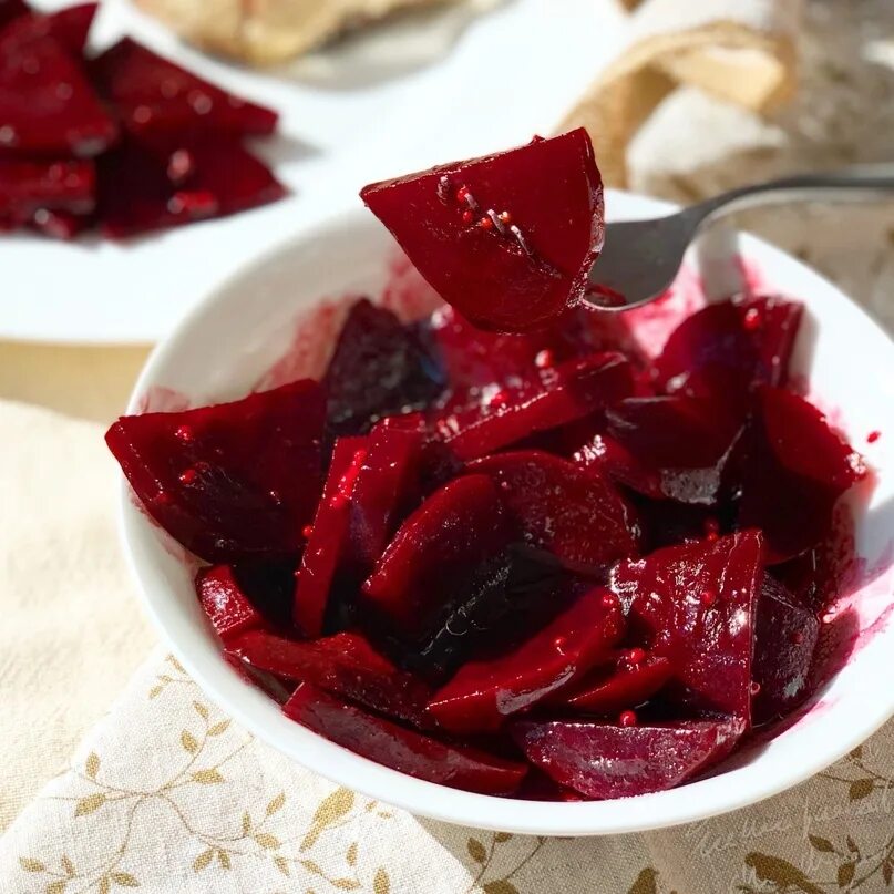 Маринад со свеклой. Свекла кубиками на зиму. Свёкла замороженная на зиму. Свекла консервированная в банках. Рецепт маринованной свеклы кубиками.