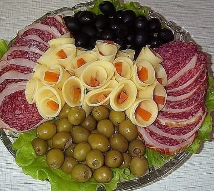 Колбасная нарезка на праздничный стол. Красивая нарезка на стол. Мясная тарелка. Мясная нарезка. Нарезки сборниках.