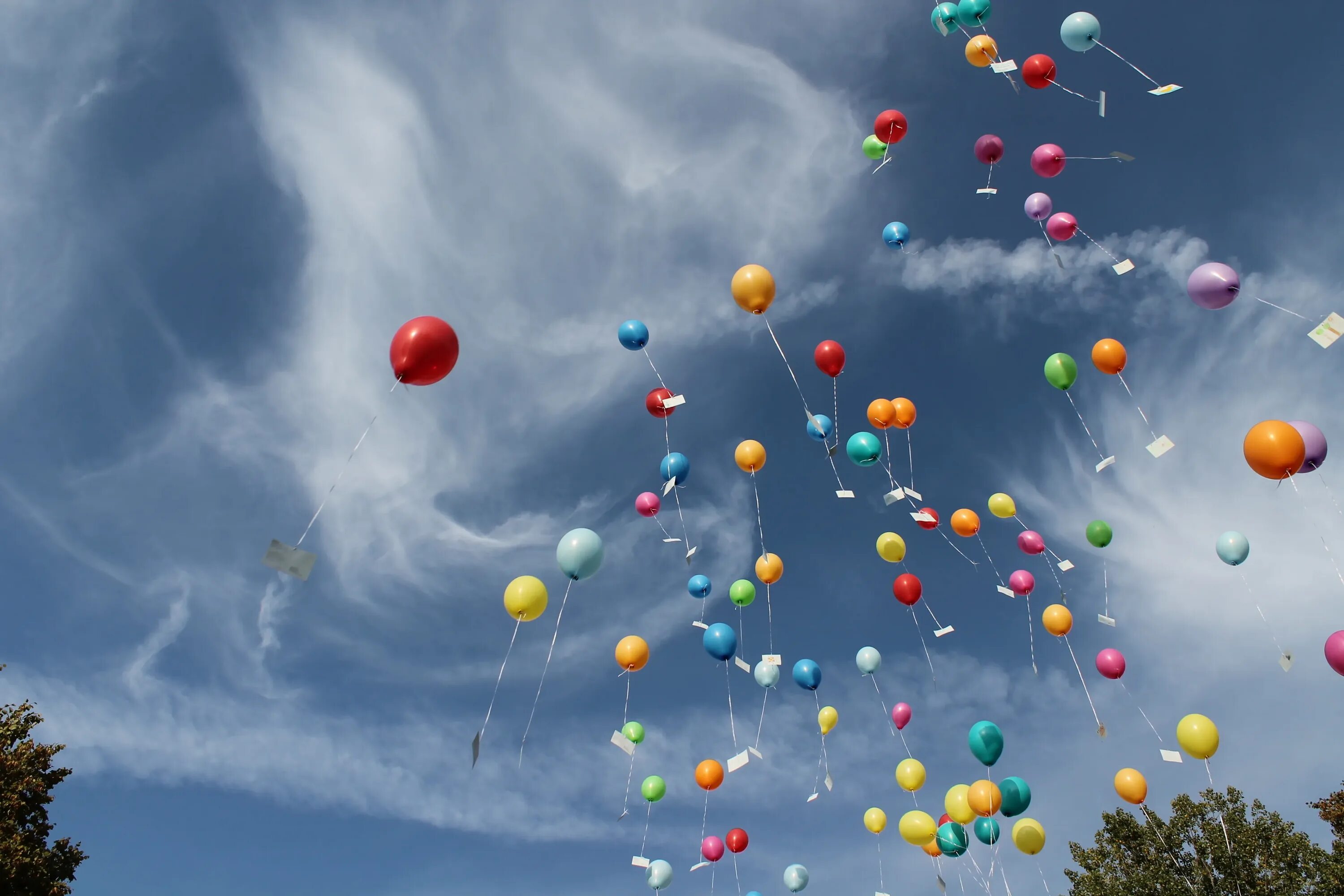 Лети воздушный шарик. Воздушные шары в небе. Шарики в небе. Воздушный шарик. Шары в воздухе.