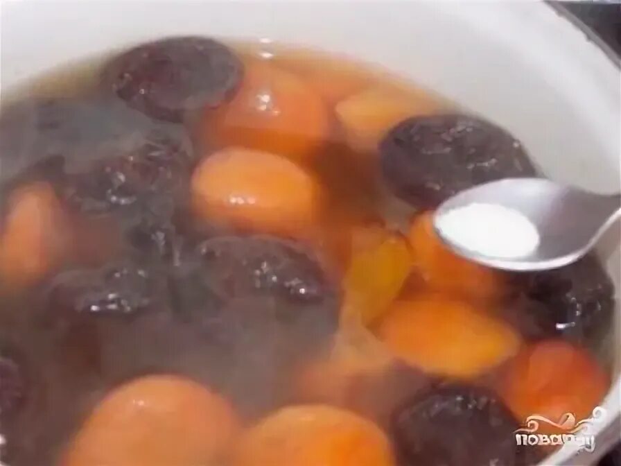Как варить компот из кураги в кастрюле. Компот из кураги и чернослива. компот курага изюм. компот из кураги и изюма. компот с черносливом и изюмом.