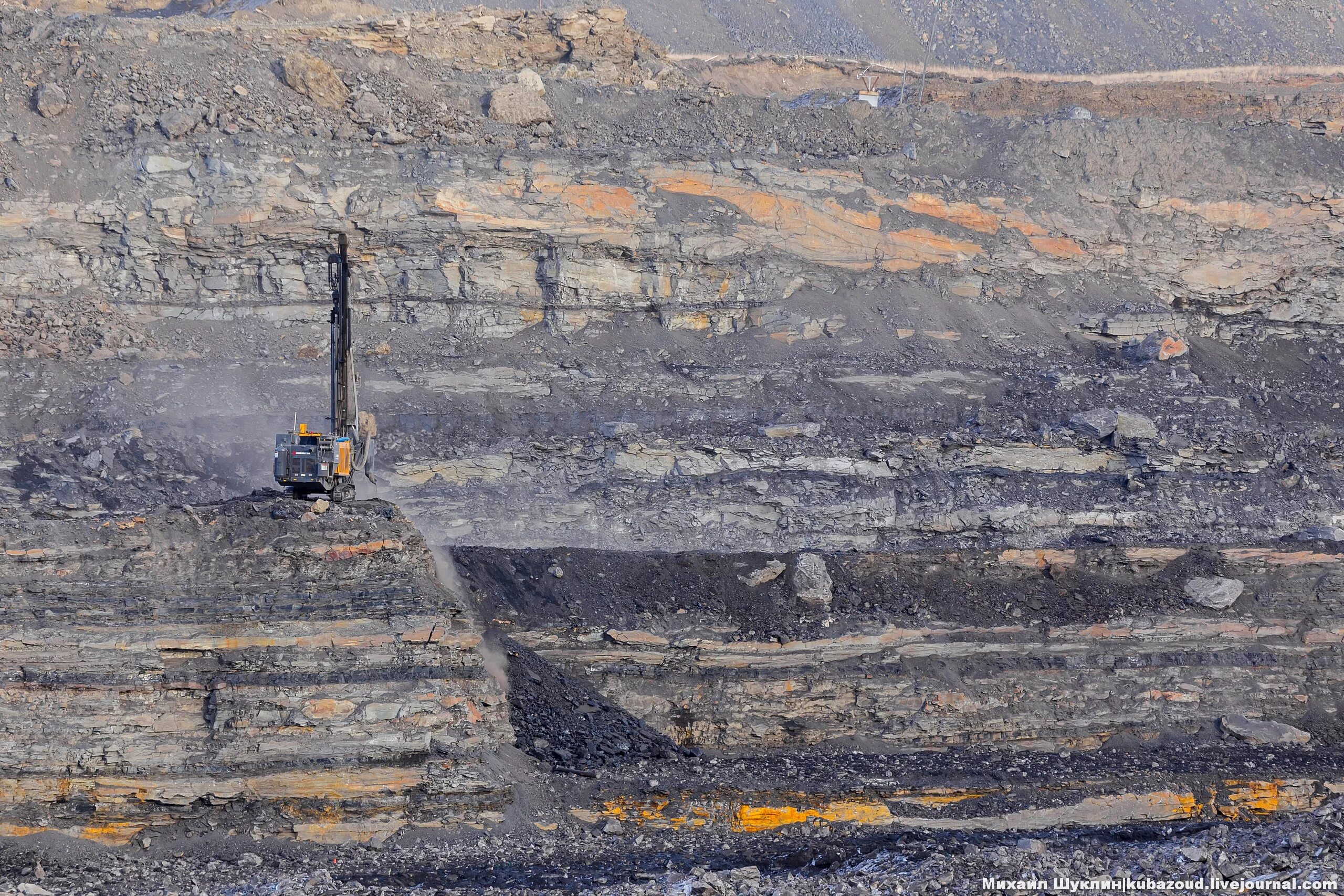 Угольный пласт мощный. Каменноугольный пласт. Пласт угля. Александровск-сахалинский уголь. Угольный пласт великан.