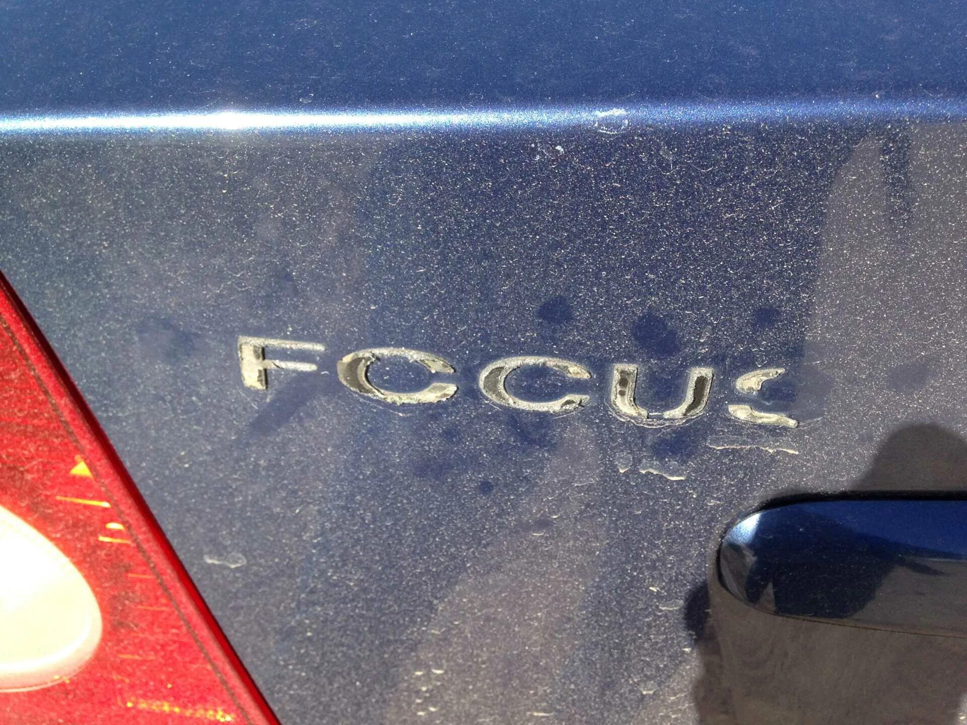 Подклеить маркировочная табличка на машине. Как снять шильдики. Как снять эмблему с машины. Шильдик ниссан максима а33. Снятие шильдиков с авто.