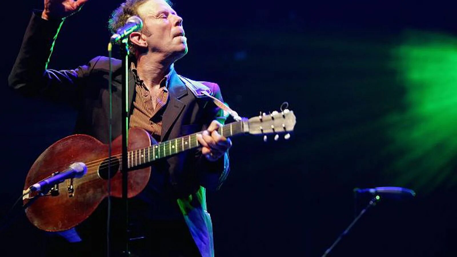 Don t wait for tom. Tom waits. том уэйтс музыкант.