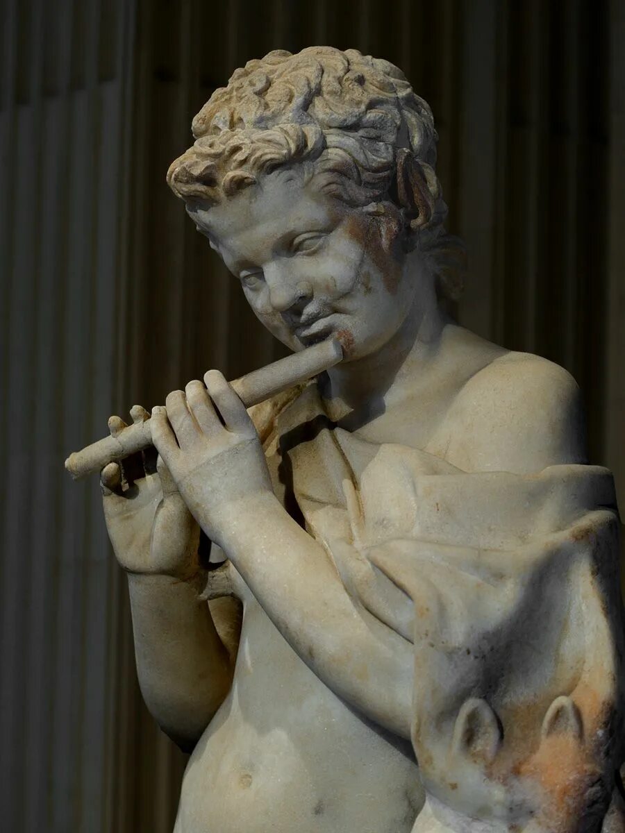 Играющий на флейте. Фавн-флейтист. Сатир Лувр. Сатир играющий на флейте скульптура. Музыканты древняя Греция статуя сатир со свирелью.