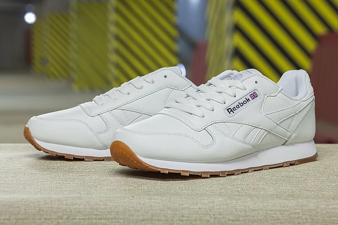 Купить кроссовки классические. Reebok Classic Leather мужские белые. Reebok Classic Leather белые. Кроссовки Reebok Classic Leather. Reebok Classic классика.