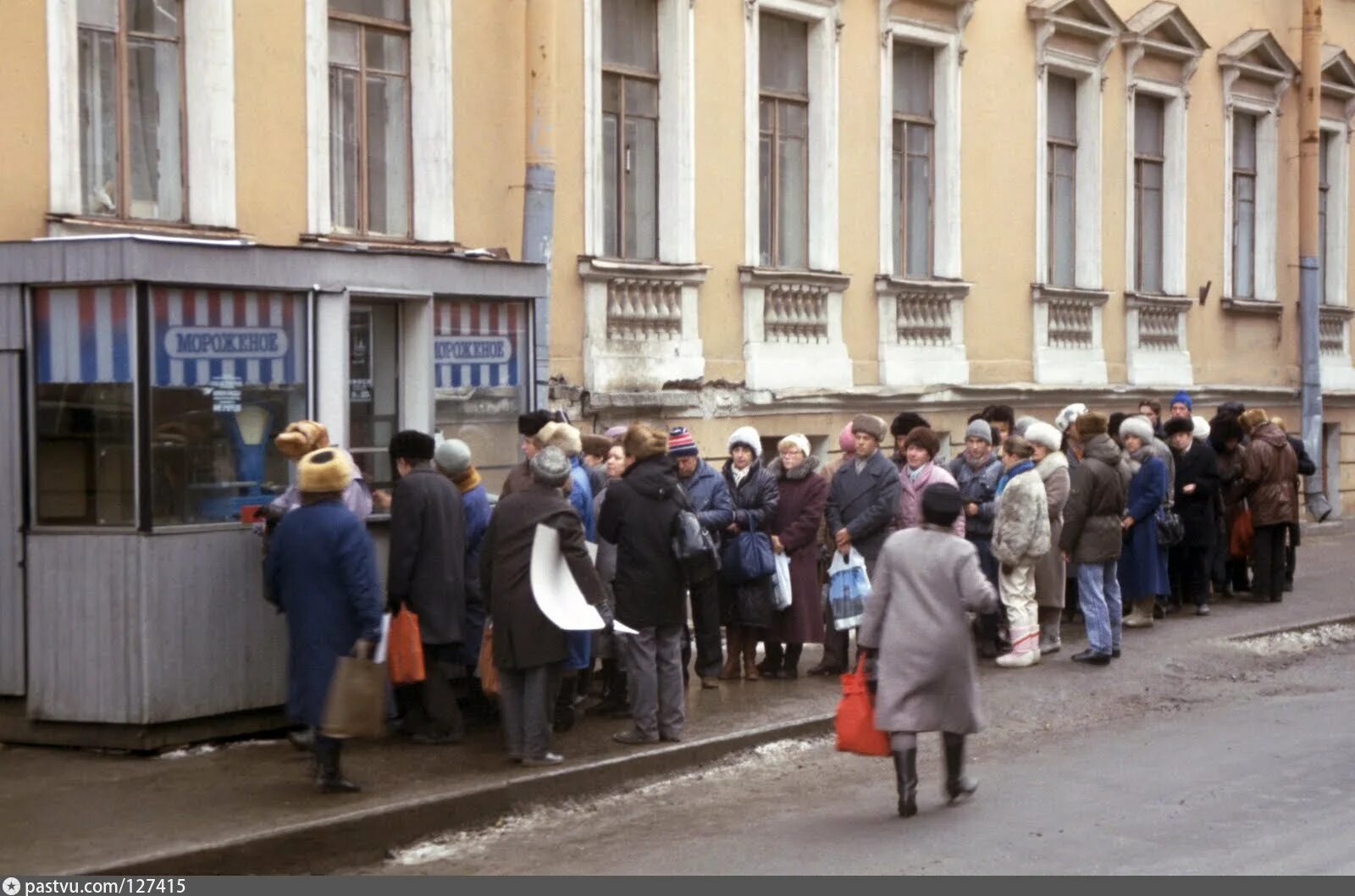 Очереди ссср 70е. Жизнь это очередь за смертью. Жизнь очередь. Жизнь очередь. Очередь в магазине москва 1990.