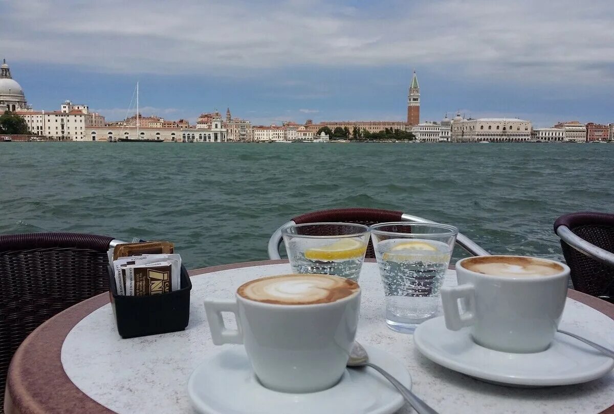 Картинки с добрым утром город. Капучино в Италии. Капучино в кафе Италии. Чашка кофе с видом на море. Виды кофе.