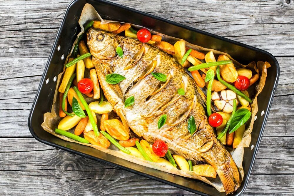 Рецепт карп с овощами. Карп запеченыйв духовке. запеченная рыба. рыба с овощами в духовке. рыба запечённая в духовке с овощами.
